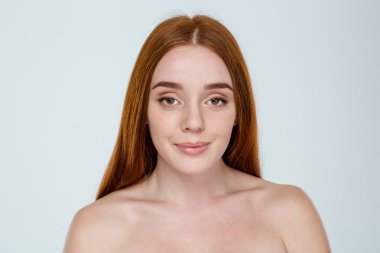 Taze cilt kameraya bakarak çekici kadın 