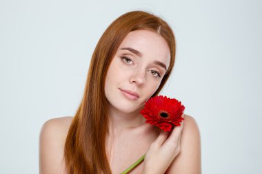 Beyaz zemin üzerine kırmızı saçlı çekici şehvetli kız