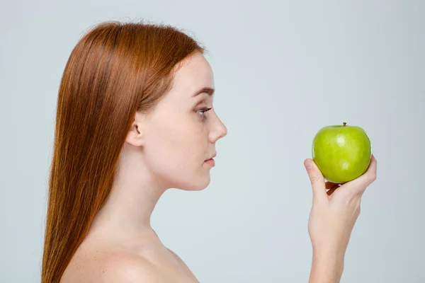 一个女人牵着苹果的侧面视图肖像 — 图库照片