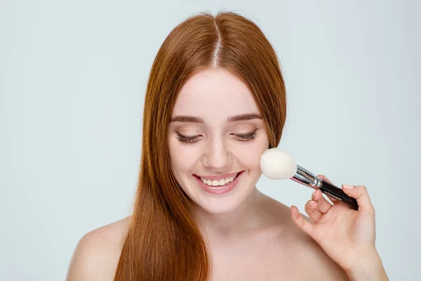 Portrait de beauté de timide jeune femme souriante — Photo