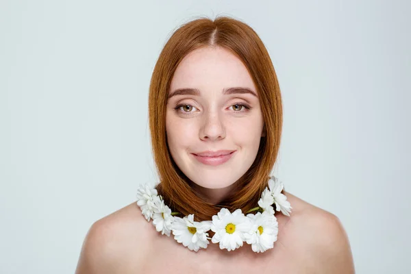 Gelukkig redhair vrouw met nek van bloemen — Stockfoto