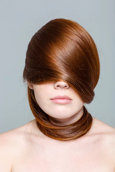 Femme rousse avec des cheveux sur les yeux — Photo