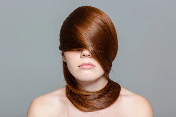 Redhair vrouw met haren op ogen — Stockfoto