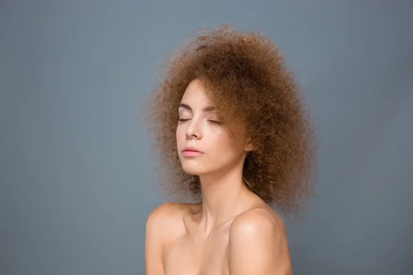 Ritratto di bellezza di giovane donna naturale con acconciatura riccia voluminosa — Foto Stock