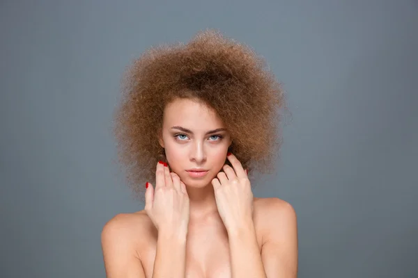 Retrato de mulher natural concurso com penteado encaracolado volumoso — Fotografia de Stock