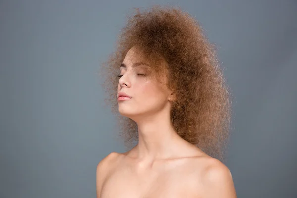 Close-up de jovem sensível fêmea com cabelo encaracolado — Fotografia de Stock