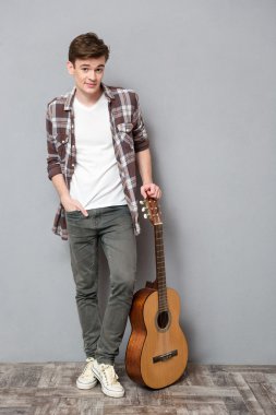 Genç gitar ile ayakta adam