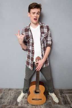 Komik adam Guita ile ayakta