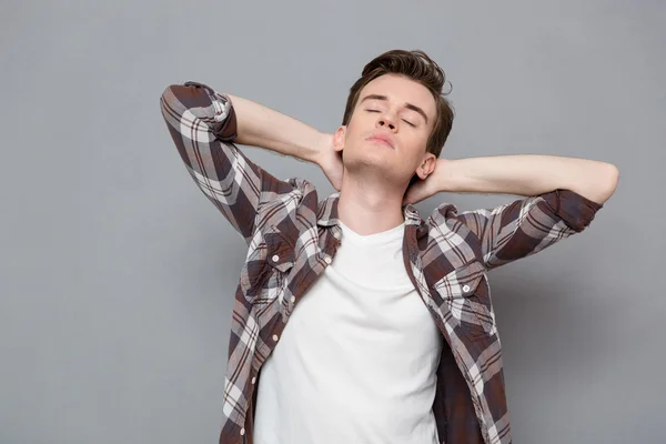 Relaxado homem de pé com os olhos fechados — Fotografia de Stock