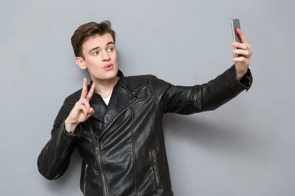 Giovane uomo che fa foto selfie su smartphone — Foto Stock