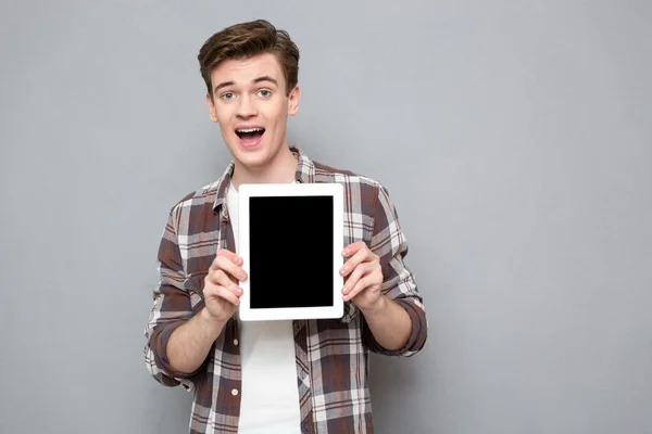 Возбужденный человек показывает экран планшетного компьютера — стоковое фото