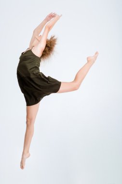 Dans eden genç kadın