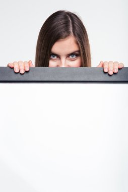 Genç kadın beyaz üzerinde gözetleme