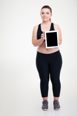 Kalın kadın gösteren boş tablet bilgisayar ekranı