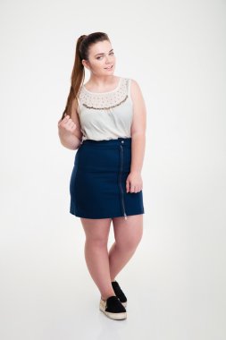 Tam uzunlukta rahat şişman bir kadın portresi