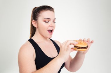 Hamburger yeme şişman bir kadın portresi