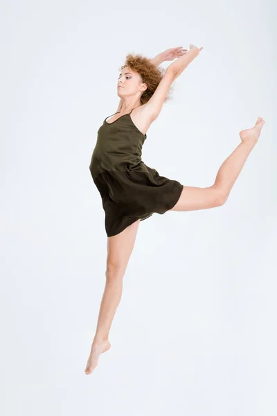 Mulher dançando isolado em um fundo branco — Fotografia de Stock