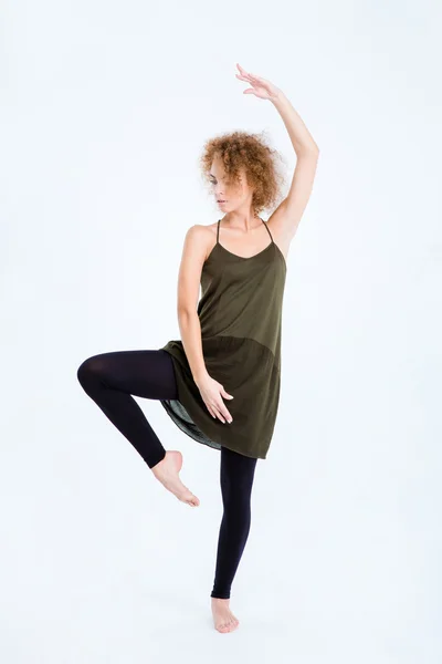 Junge Frau mit lockigem Haar tanzt — Stockfoto