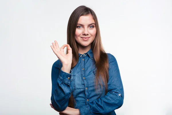 Mulher feliz mostrando sinal ok com os dedos — Fotografia de Stock