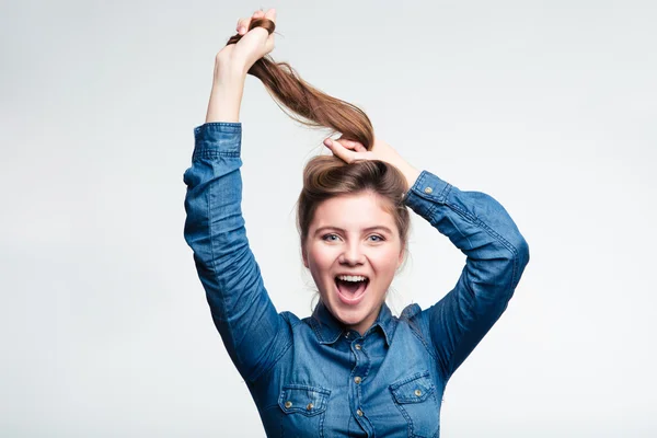 Porträt einer fröhlichen Frau, die ihr Haar hält — Stockfoto