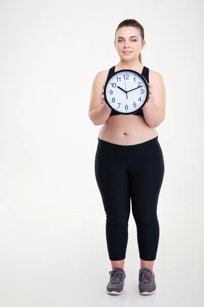 Sorridente donna grassa tenendo orologio da parete — Foto Stock