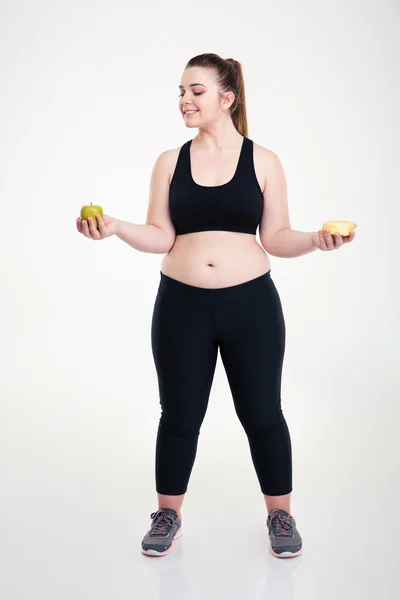 Mujer gorda elegir entre donut y manzana — Foto de Stock