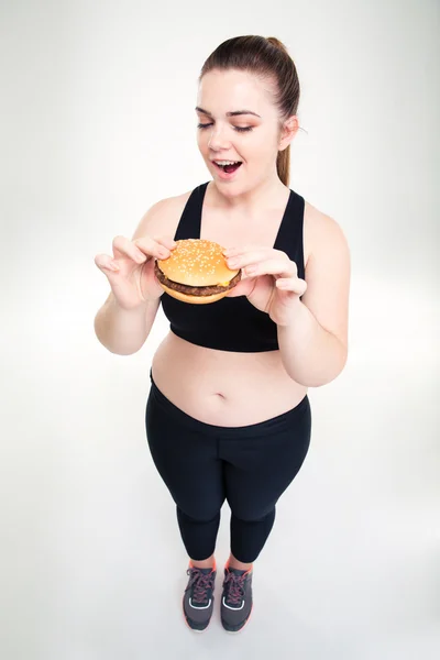 Şişman kadın hamburger yemek — Stok fotoğraf