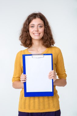 Boş Pano tutan gülümseyen kadın