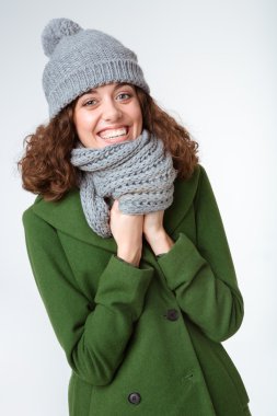 Kameraya bakarak kış bez içinde gülümseyen kadın