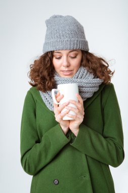 Kış bez Kupası kahve ile tutan kadın