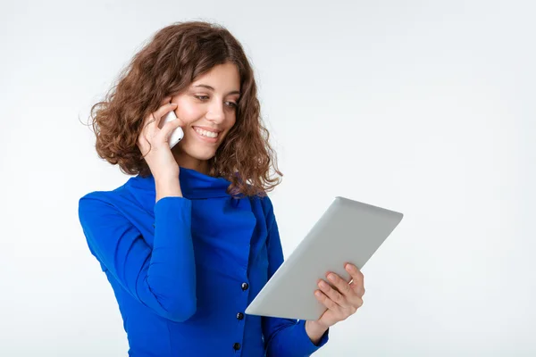 Šťastná žena mluví po telefonu a použití tabletového počítače — Stock fotografie