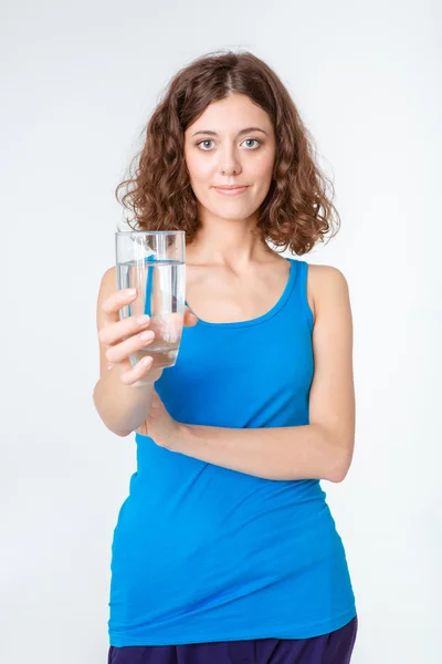 Žena dát sklenici s vodou na kameru — Stock fotografie