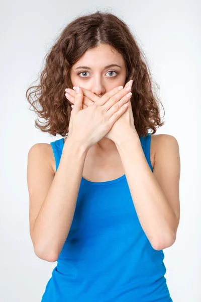 Vrouw die betrekking hebben op haar mond — Stockfoto