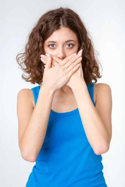 Frau bedeckt ihren Mund — Stockfoto