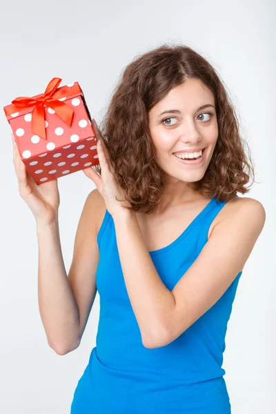 Gülümseyen genç kadın hediye kutusunu tutuyor. — Stok fotoğraf
