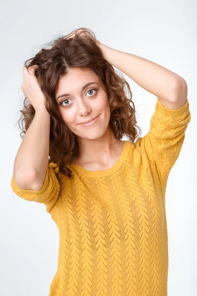 Gelukkig casual vrouw kijken camera — Stockfoto