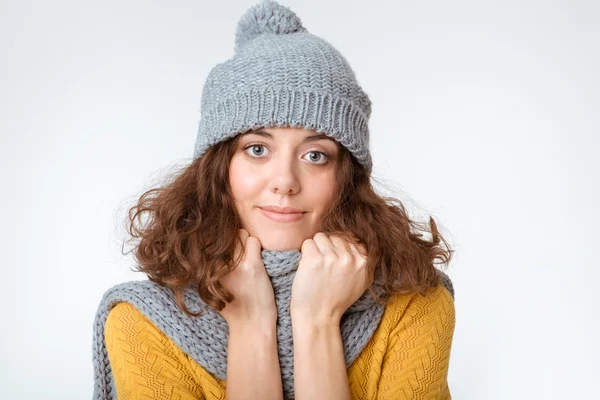 Femme avec écharpe et chapeau regardant la caméra — Photo