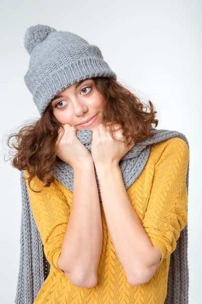 Mulher pensativa feliz com cachecol e chapéu — Fotografia de Stock