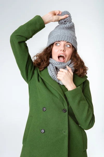 Retrato de uma mulher engraçada em pano de inverno — Fotografia de Stock