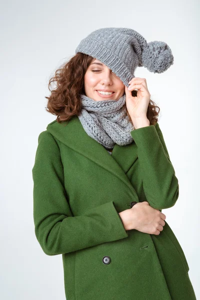 Mulher feliz em pano de inverno e olhos fechados — Fotografia de Stock