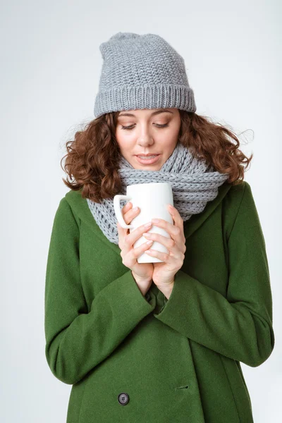 Vrouw in winter doek houden cup met koffie — Stockfoto