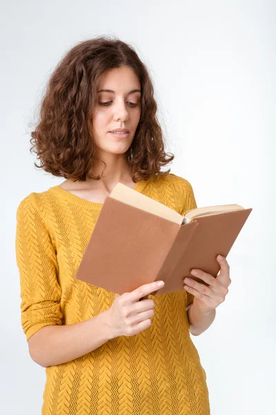 Portret van een jonge vrouw die boek leest — Stockfoto