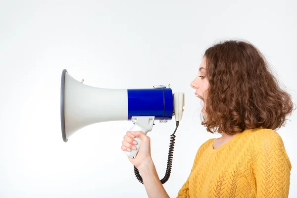 Jovem mulher gritando em megafone — Fotografia de Stock