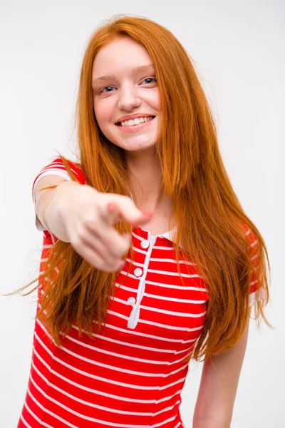 Schöner rothaariger Teenager, der auf die Kamera zeigt — Stockfoto