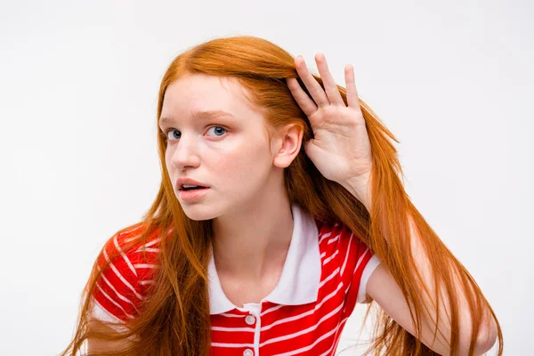 Mujer joven curiosa tratando de escuchar rumores — Foto de Stock