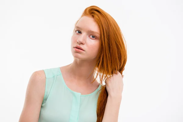 Jovem mulher fazendo penteado com seu longo cabelo vermelho — Fotografia de Stock