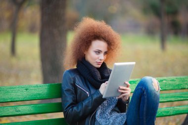 Tablet bilgisayar kullanan bir kadın.