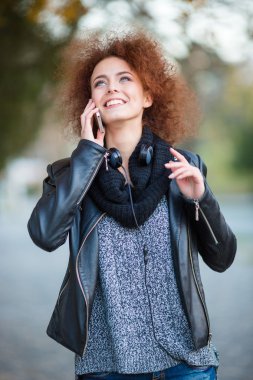 Kadın telefonda konuşurken ve açık havada seyir