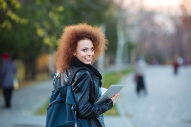 Kız öğrenci geri kameraya bakıyor