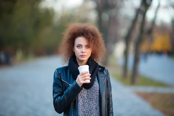 Mulher andando com xícara de café — Fotografia de Stock